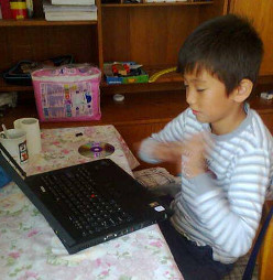 Youn student woth Ubuntu Laptop